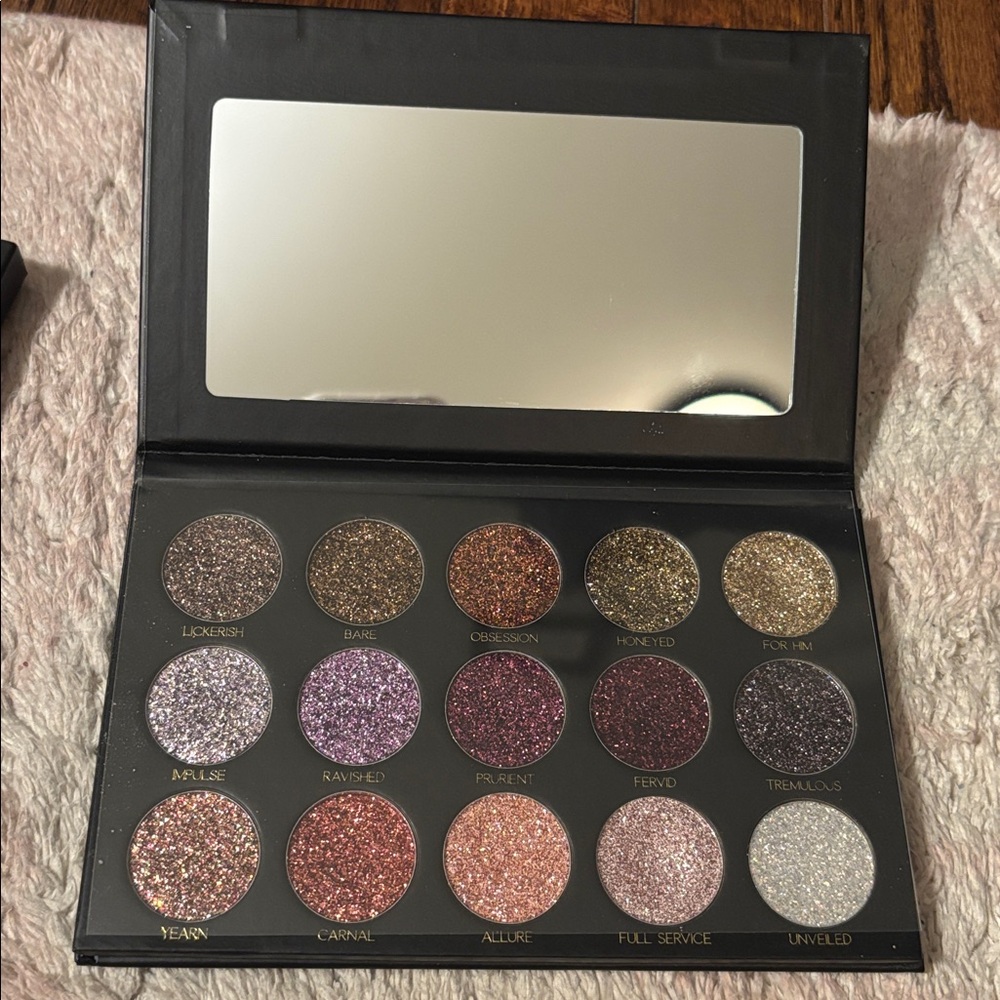 Pressed glitter eyeshadow palette